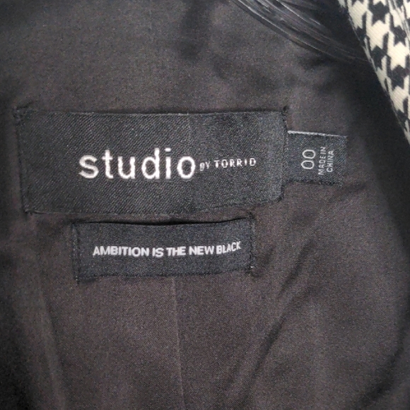 EUC✨ TORRID size 00 houndstooth vest, Studio Luxe Ponte - Picture 9 of 12